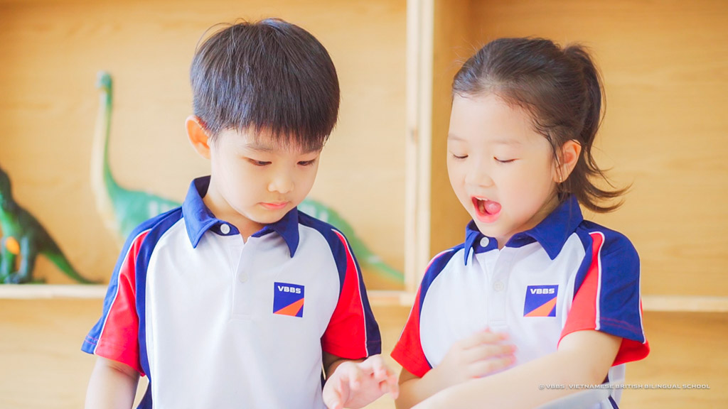 Kể chuyện song ngữ qua tranh & Rối tay hoạt hình