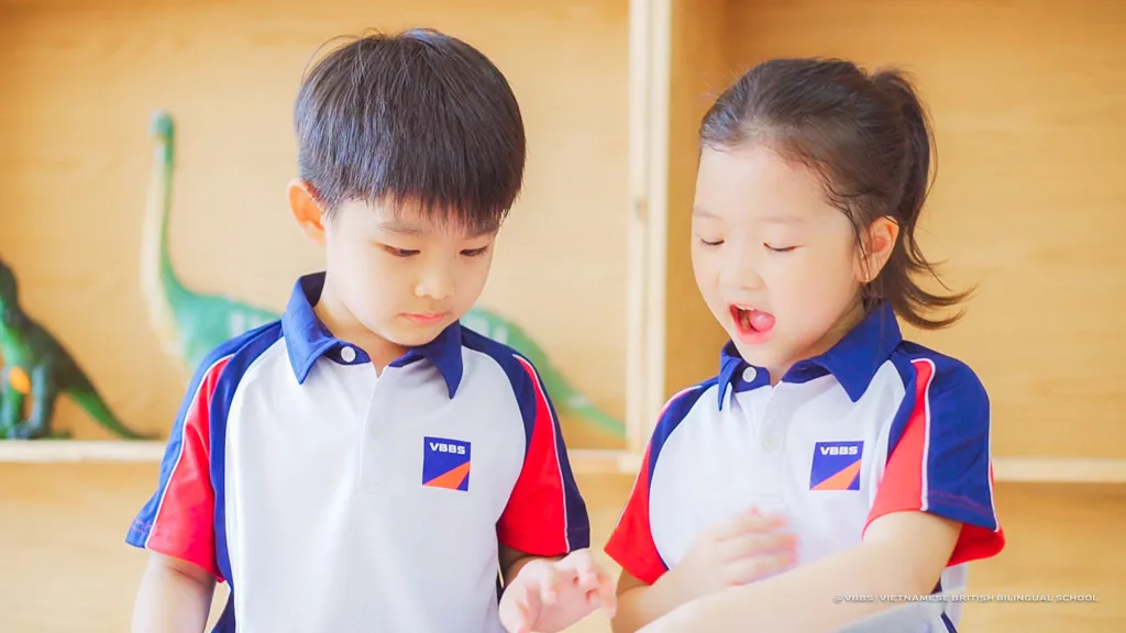 Kể chuyện song ngữ qua tranh & Rối tay hoạt hình