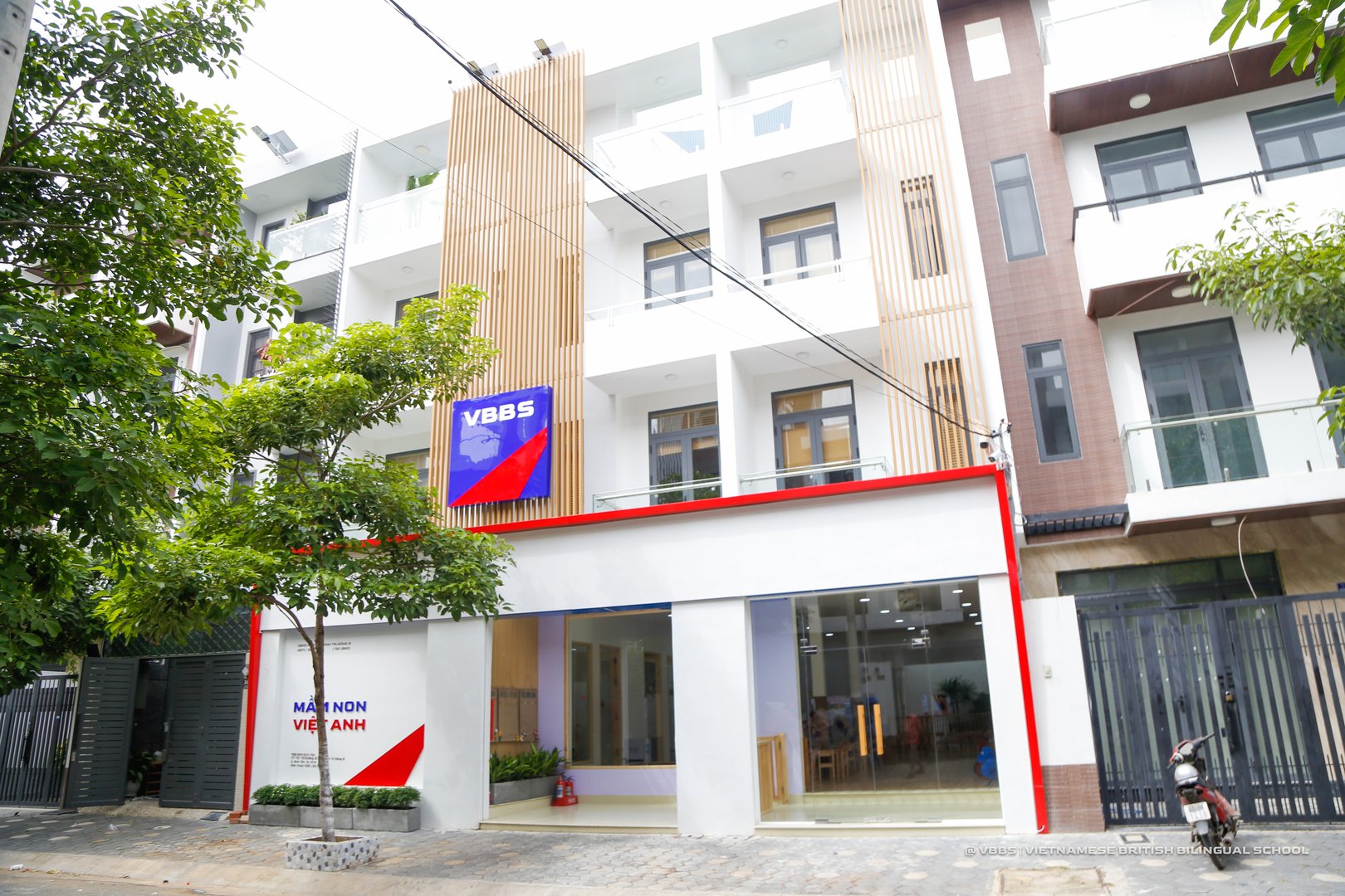 Tòa nhà hiện đại cơ sở VBBS An Lạc