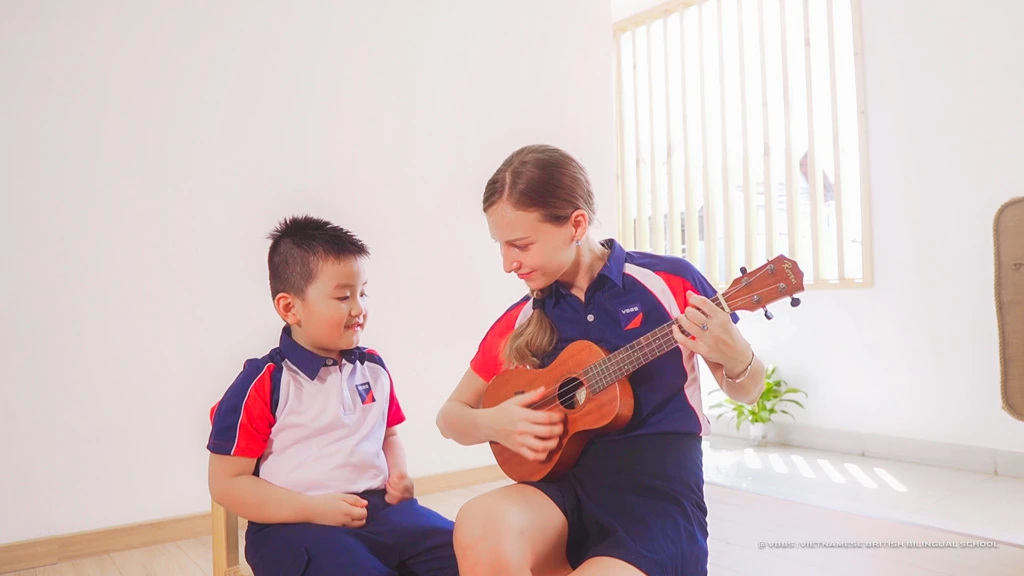Giáo viên và trẻ cùng tương tác trong giờ True English tại VBBS