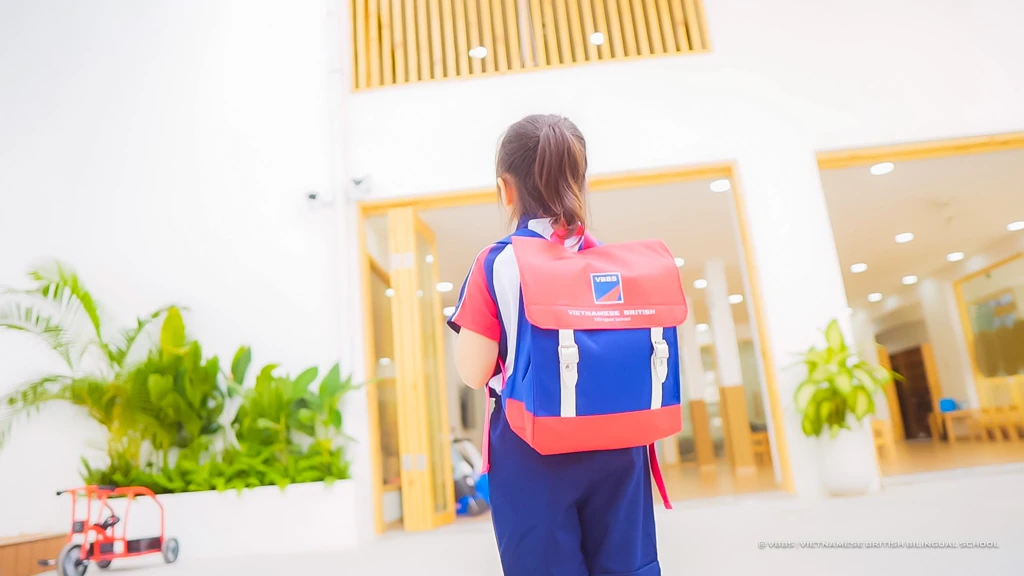 Trẻ mang ba lô và đồng phục VBBS, bước vào không gian trường
