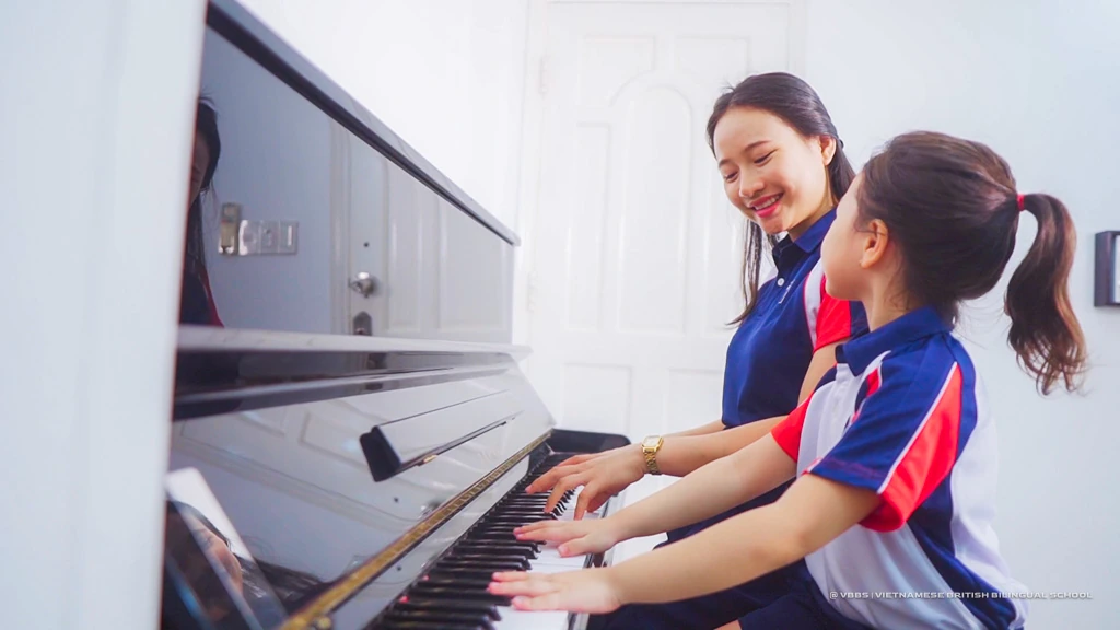 Trẻ và giáo viên cùng trải nghiệm đàn piano tại VBBS