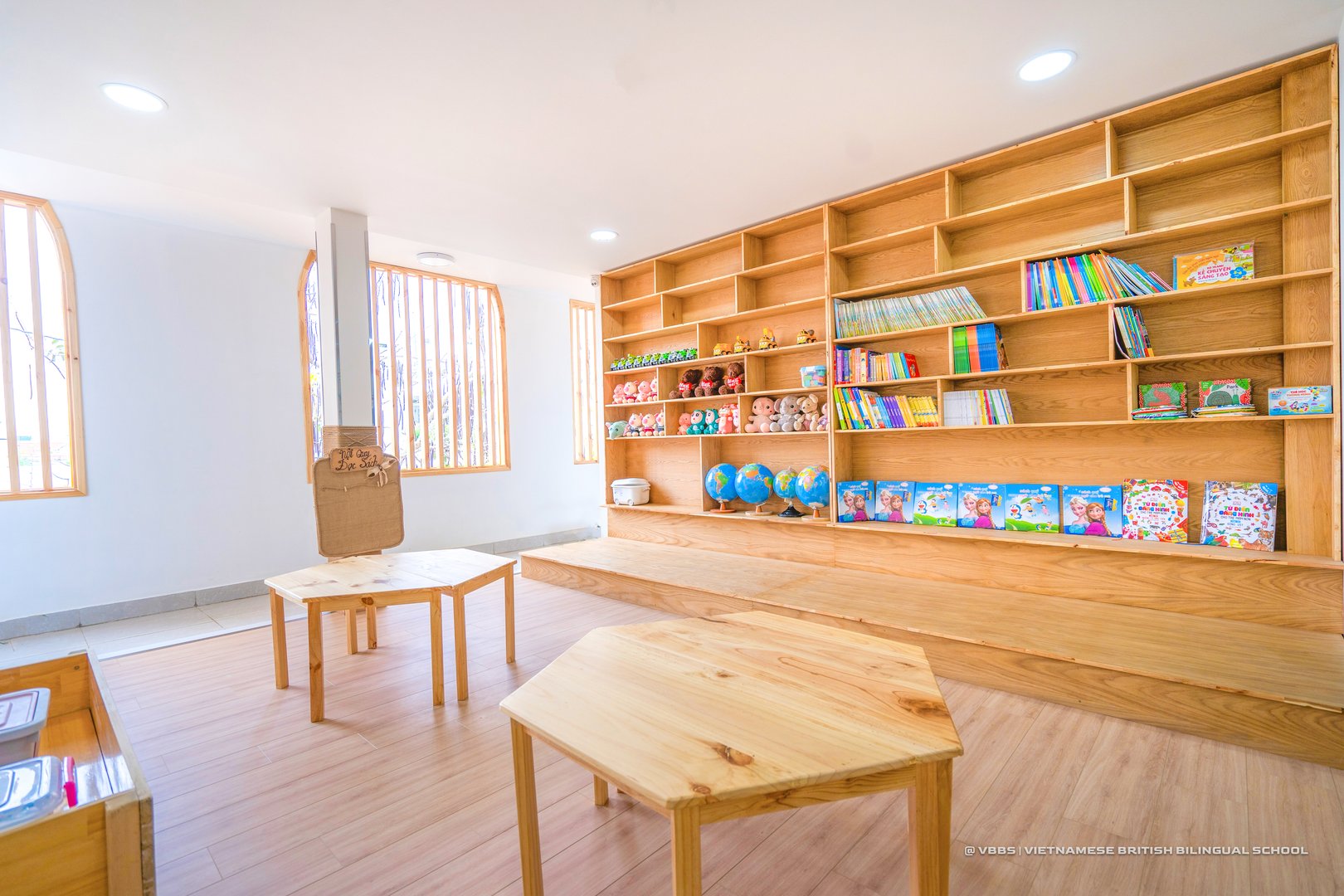 Thư viện sách gỗ tự nhiên với bàn lục giác