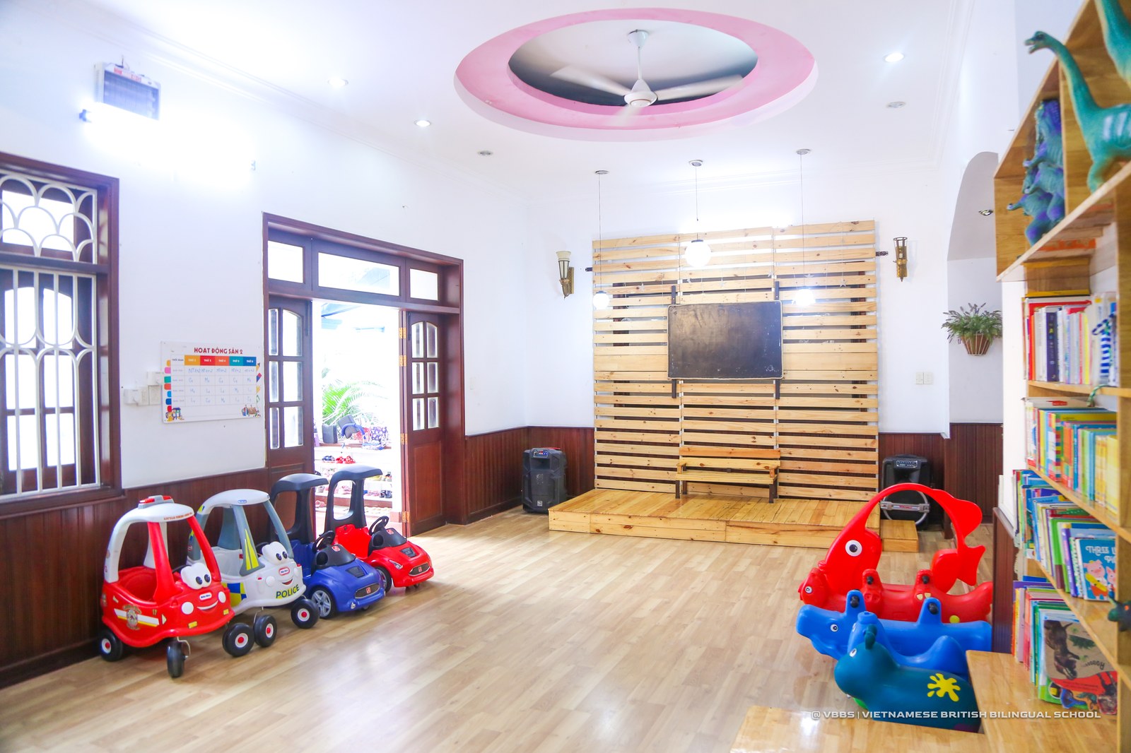 Sân Khấu Biểu Diễn Mộc Mạc & Giao Hòa Thiên Nhiên