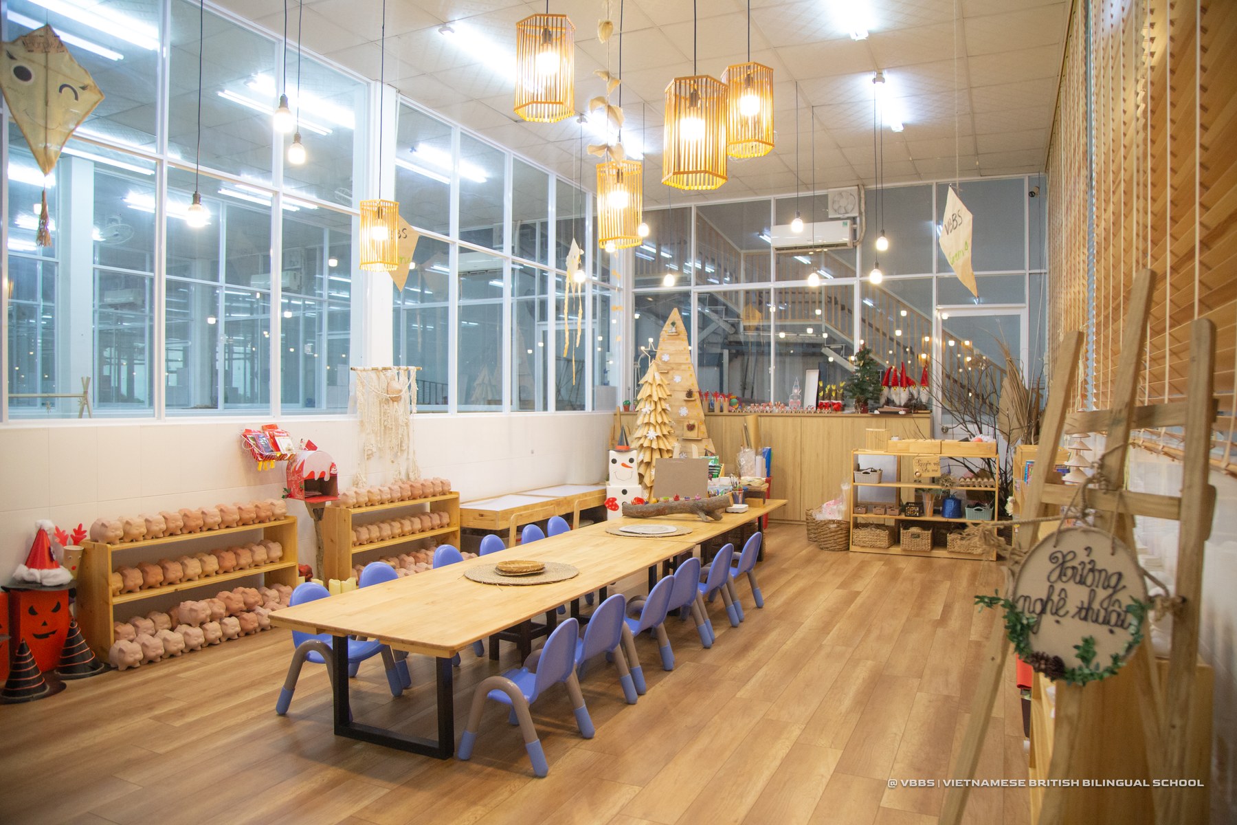 Không gian xưởng nghệ thuật ngập tràn ánh sáng