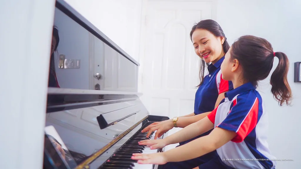 Góc viết câu đối đỏ & Trao phong bao lì xì