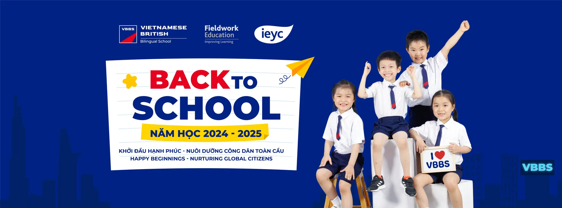 Cô giáo và các bé hân hoan chào đón năm học mới