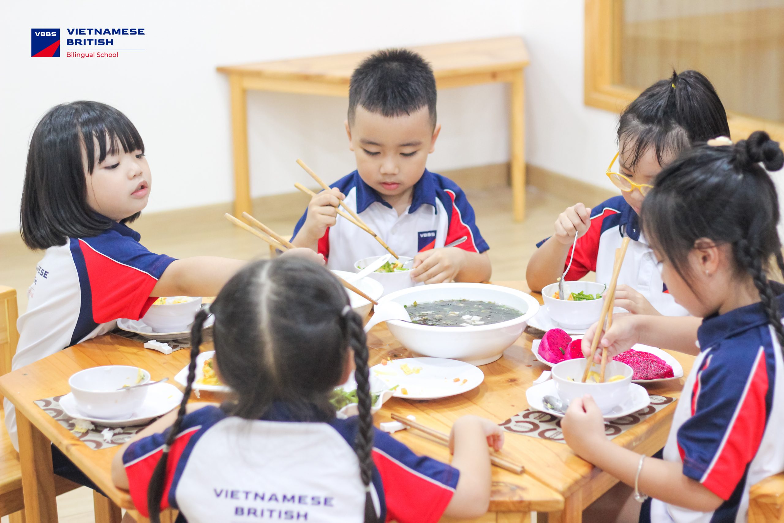 các bạn nhỏ VBBS thưởng thức những bữa ăn ngon miệng với những món ăn ngon hấp dẫn, giàu dinh dưỡng.