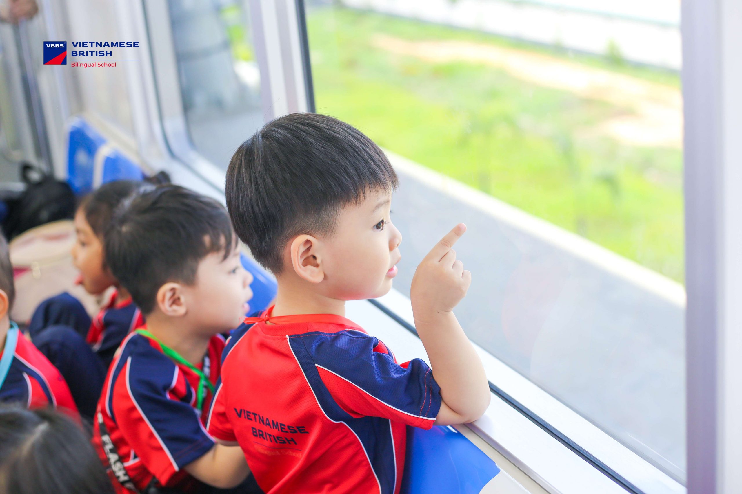  Lần đầu ngồi tàu điện Metro – lần đầu nhìn thành phố từ trên cao qua ô cửa.
Một tầm nhìn mới – một hành trình đầu đời
 Và là lần đầu tiên… tuổi thơ con có một hành trình thật đặc biệt!