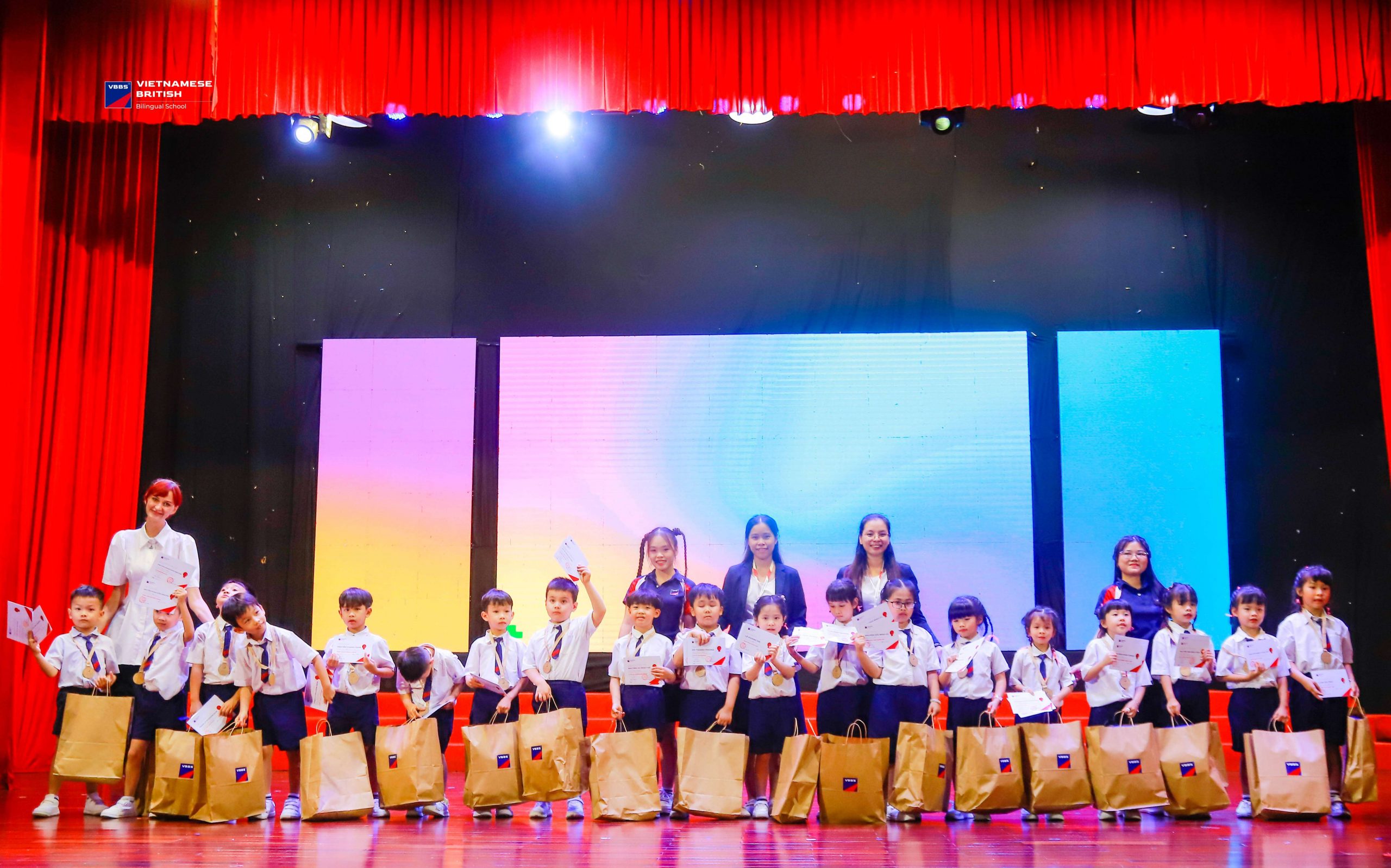 Lễ tốt nghiệp hôm nay không phải là lời kết, mà là một cánh cửa mở ra tương lai.
VBBS không chỉ chứng kiến các con lớn lên – mà còn thấy được một thế hệ được nuôi dưỡng bằng yêu thương, tự tin bước đi bằng chính đôi chân của mình.