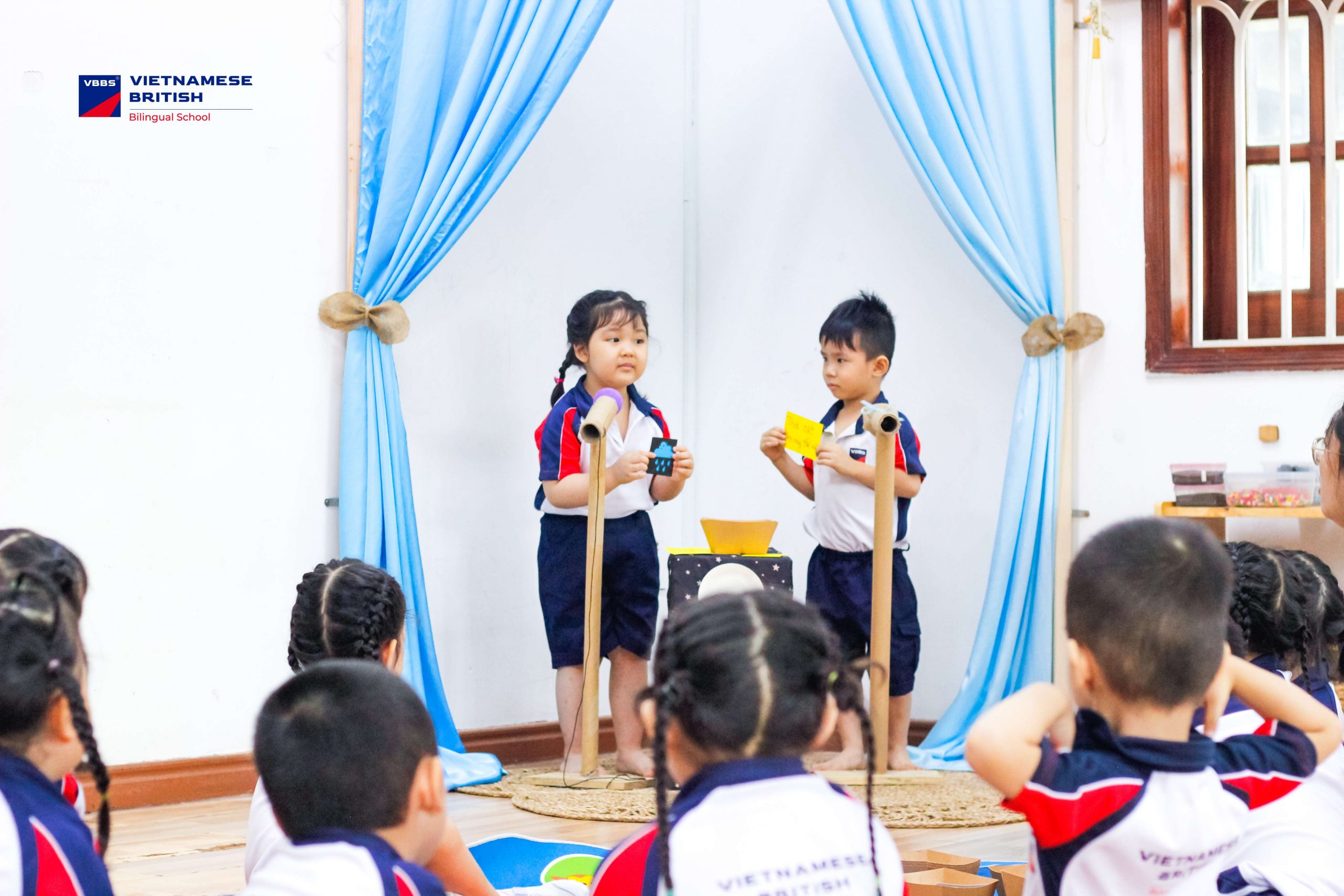Tại VBBS – SUMMERE 2025, giờ học True Social Skill – MC KIDS chính là nơi những em nhỏ được lắng nghe – kết nối – và thể hiện chính mình một cách tự nhiên nhất, là bước đầu giúp các MC nhí mở lòng – bắt chuyện – và trở thành người dẫn dắt đầy tự tin.