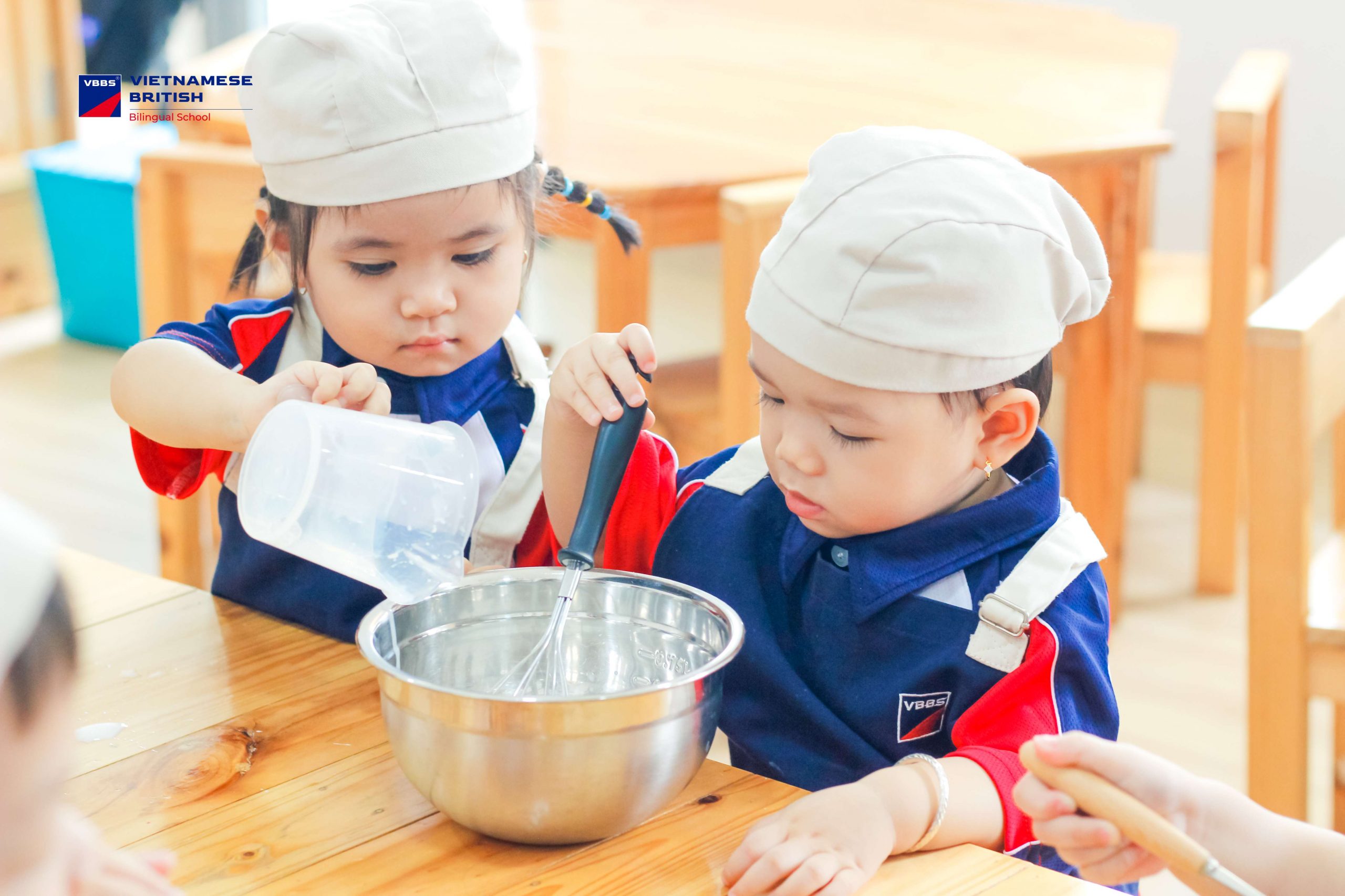 Căn bếp nhỏ tại VBBS đã ngập tràn tiếng cười, mùi thơm và cả sự háo hức khi các “đầu bếp nhí” cùng nhau làm món bánh quy mè đen giòn rụm.