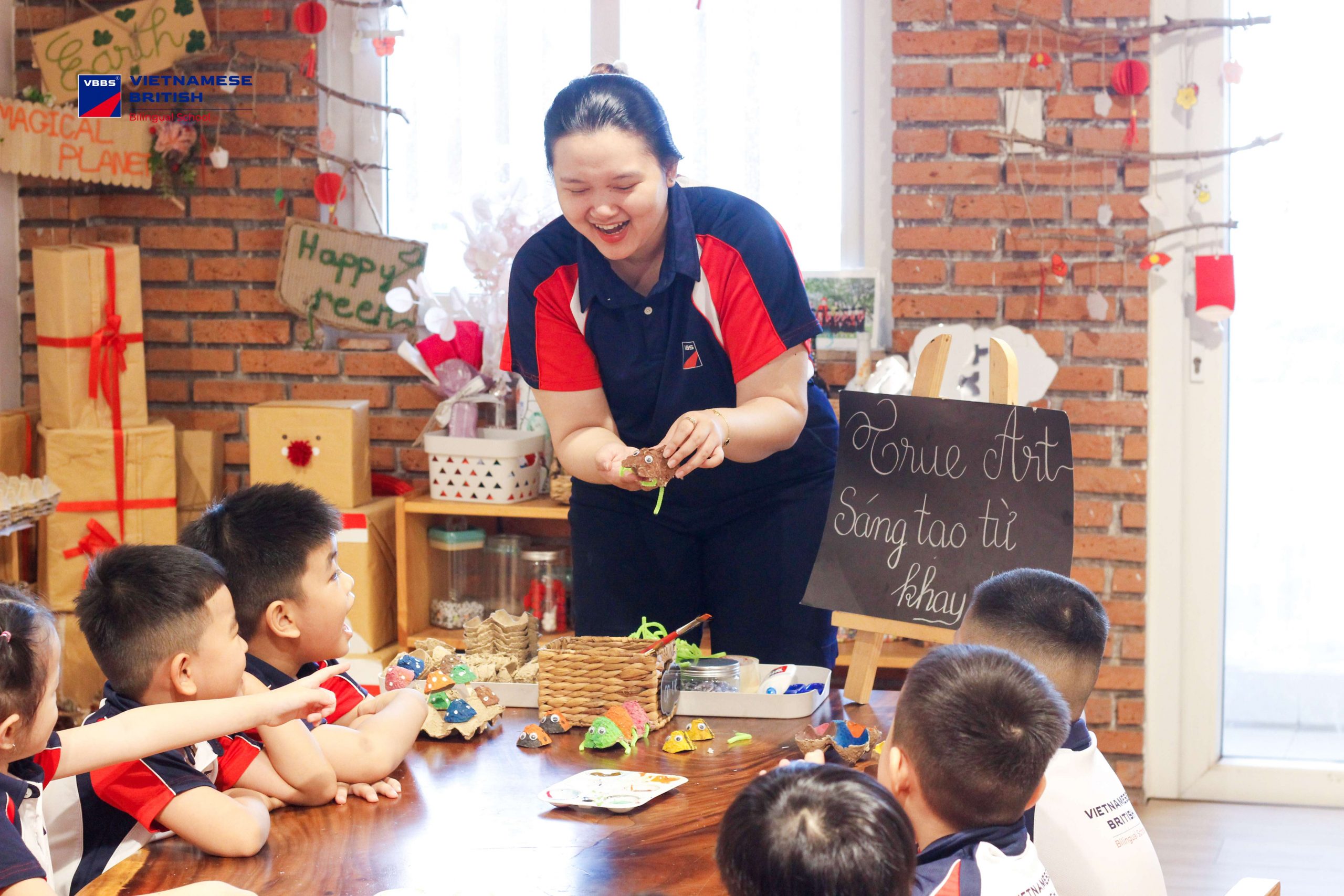 Trong giờ học True Art, các con được quan sát, tưởng tượng và “tái sinh đồ vật” thành những tác phẩm sống động như: con ong vàng, chú bọ cánh cứng đáng yêu, bông hoa xinh đẹp hay những chú kiến nhỏ, những cây nấm rực rỡ sắc màu.... tất cả từ hộp trứng tái chế!