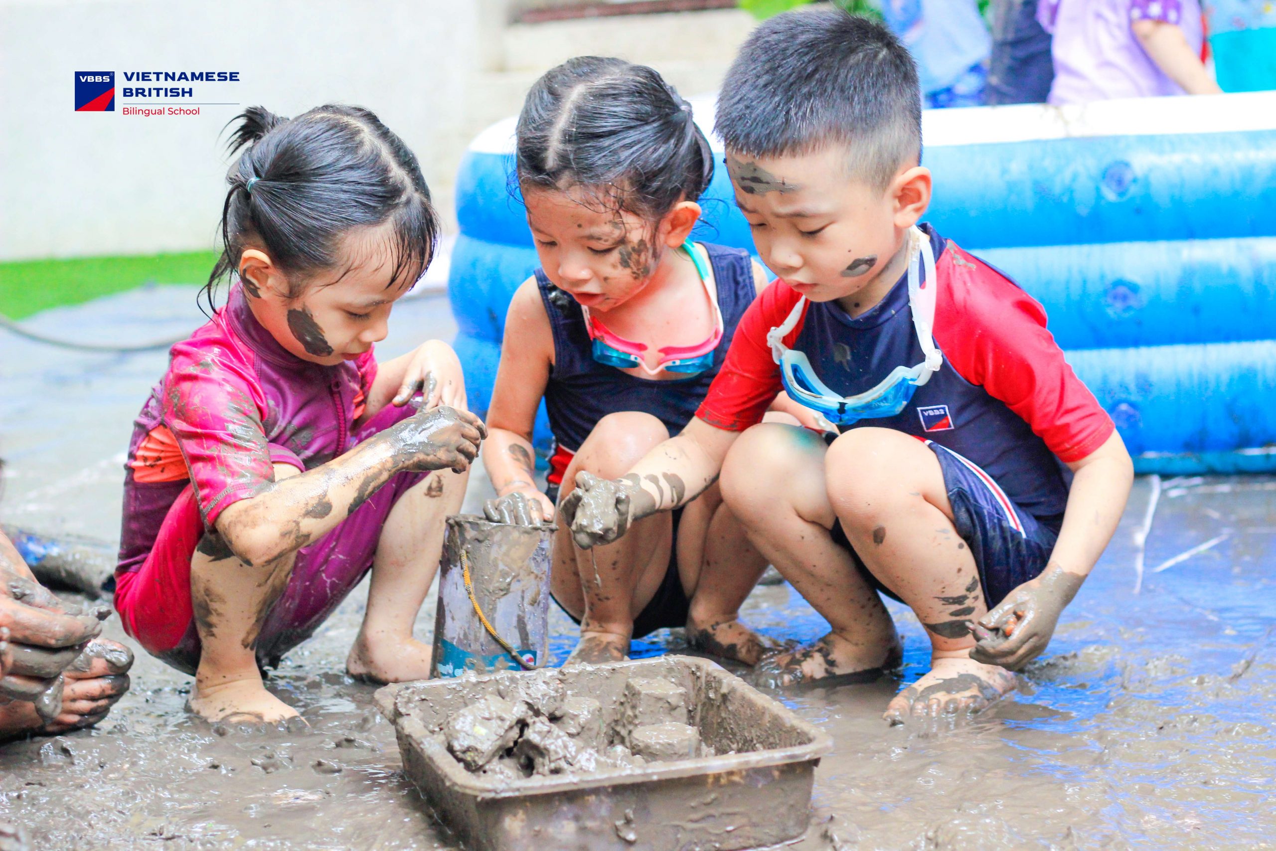 Từ những MC nhí đầy tự tin, đến các nghệ sĩ nhỏ mang theo bao sáng tạo; từ những bàn tay lấm lem đất sét đến những tiếng cười giòn giã trong lễ hội tắm bùn… Tất cả đã làm nên một “sân khấu mùa hè” đầy màu sắc và cảm xúc.