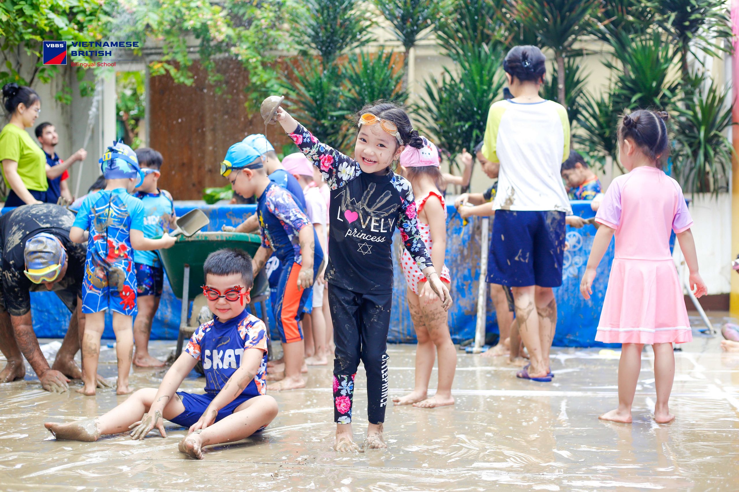 Không có gì tuyệt vời hơn việc thấy những đôi chân nhỏ dẫm lên bùn đất – ngập ngừng rồi bật cười, vấp ngã rồi đứng dậy, nhăn mặt rồi reo vui!