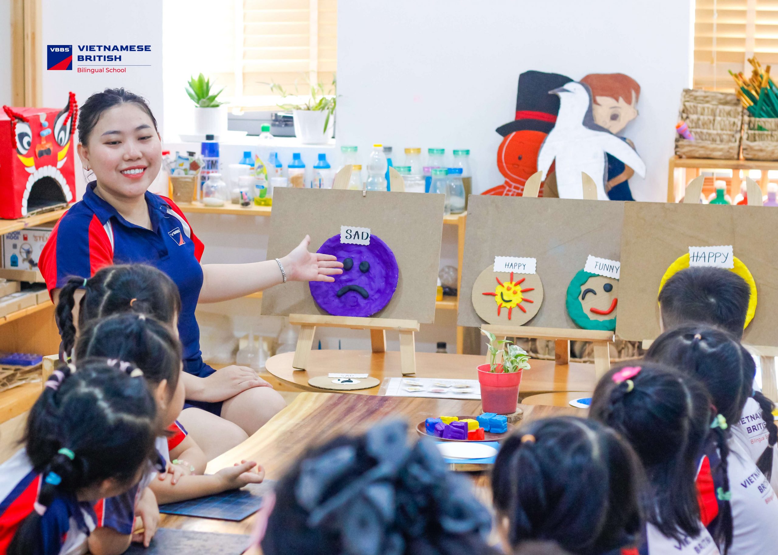 Giờ học True Dramatic các bạn nhỏ lớp Purple đã tạo nên 1 căn phòng đặc biệt Phòng trưng bày cảm xúc, nơi con được chọn và thể hiện cảm xúc của mình bằng mặt nạ, tranh vẽ, đất sét – chính những ngôn ngữ nghệ thuật gần gũi và tự nhiên nhất.