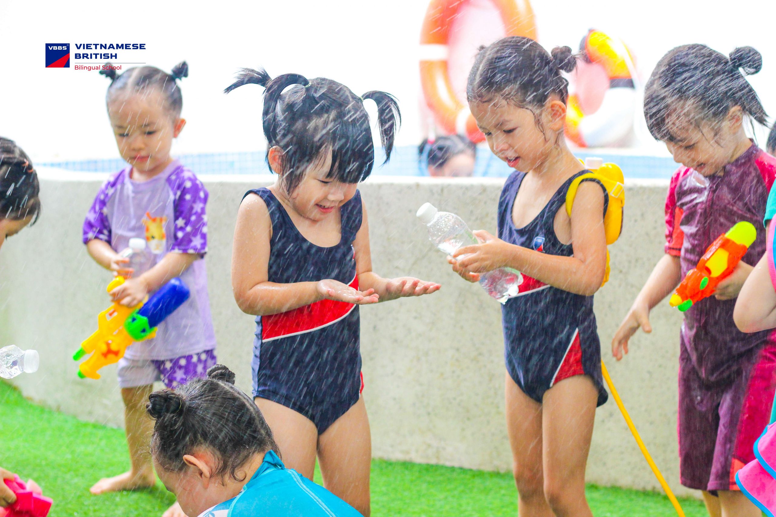 Một buổi chiều tươi mát, sân trường VBBS đã biến thành thiên đường nước rực rỡ sắc màu với hàng loạt trò chơi cực vui.