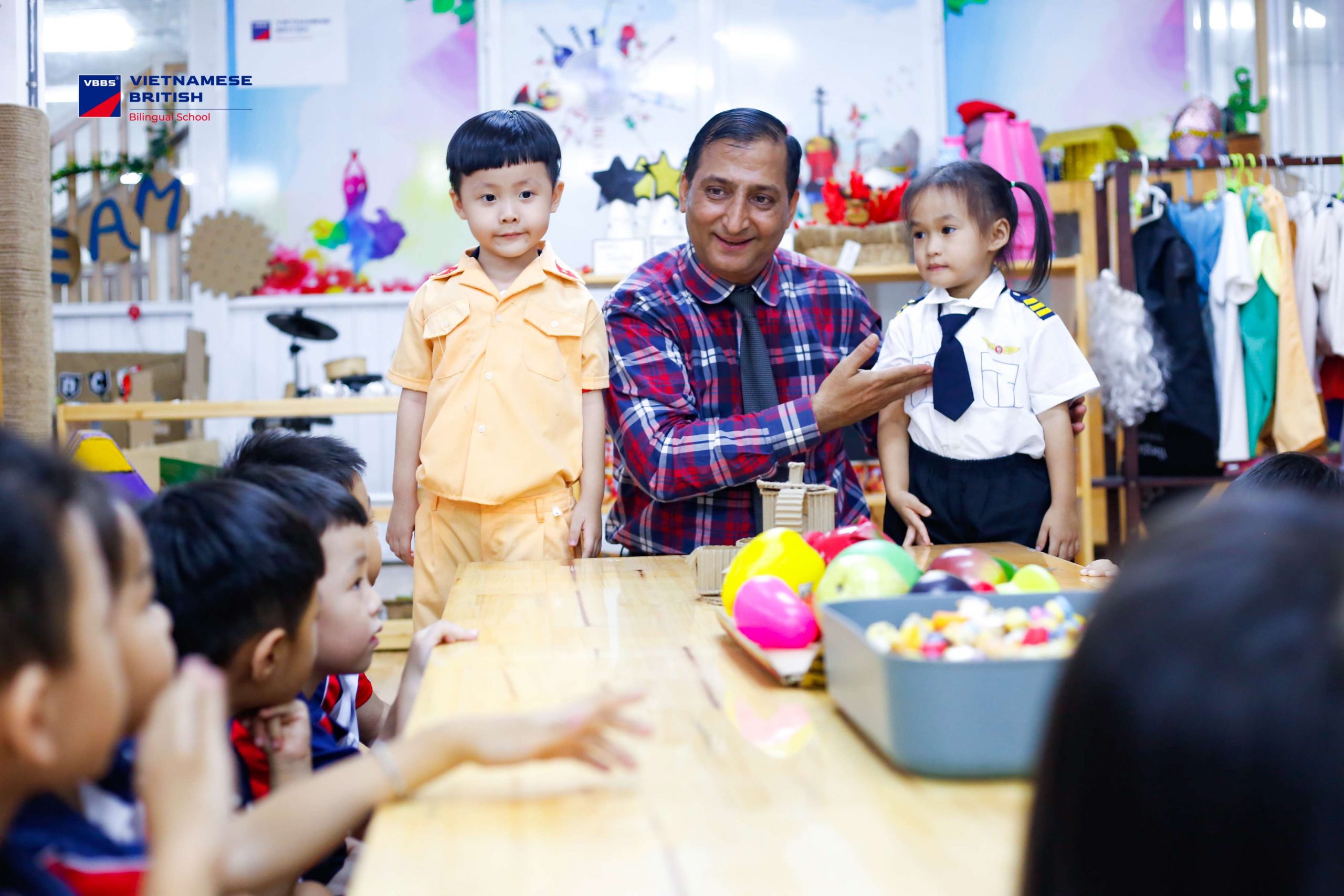 Hôm nay là bác sĩ. Ngày mai làm đầu bếp. Tuần sau lại hóa thân thành kỹ sư, cảnh sát, phi công, người dẫn chương trình, người bán hàng...
Tại VBBS, giờ học True Dramatic Play không chỉ là đóng vai – mà là cách con hiểu thế giới xung quanh bằng chính trí tưởng tượng, cảm xúc và trải nghiệm của mình.