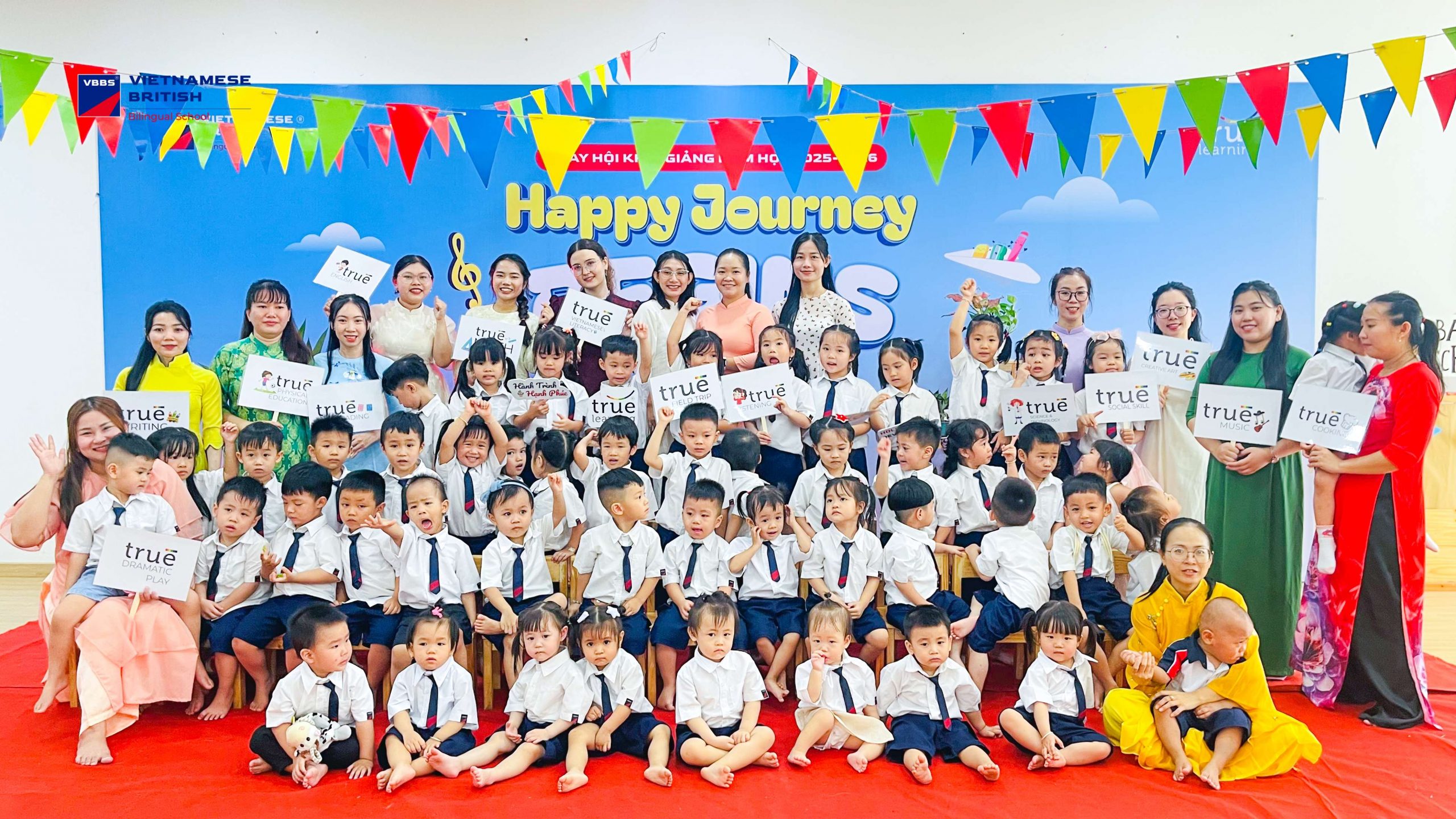 Tiếng cười giòn tan, ánh mắt háo hức và vòng tay ấm áp của Ba mẹ đã làm nên một ngày khai giảng thật đặc biệt.
 Đây không chỉ là ngày đầu năm học, mà là khoảnh khắc đánh dấu hành trình hạnh phúc mới của con tại VBBS.