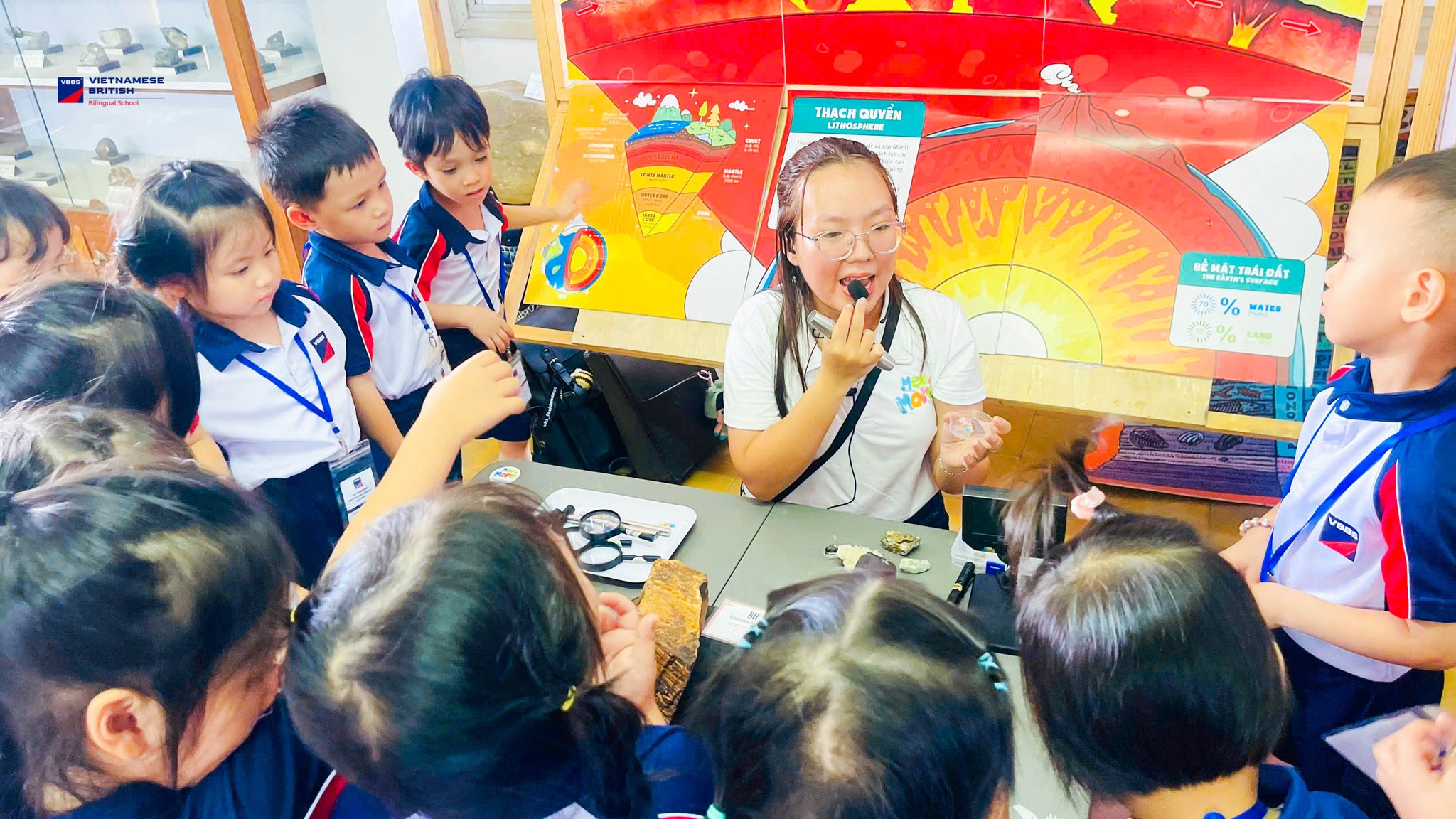 Khi tri thức gắn liền với trải nghiệm, chuyến đi đến Bảo tàng Địa chất đã trở thành hành trình đáng nhớ của các “nhà khoa học nhí” VBBS. Đây không chỉ là chuyến tham quan, mà còn là cơ hội để các con học qua trải nghiệm.