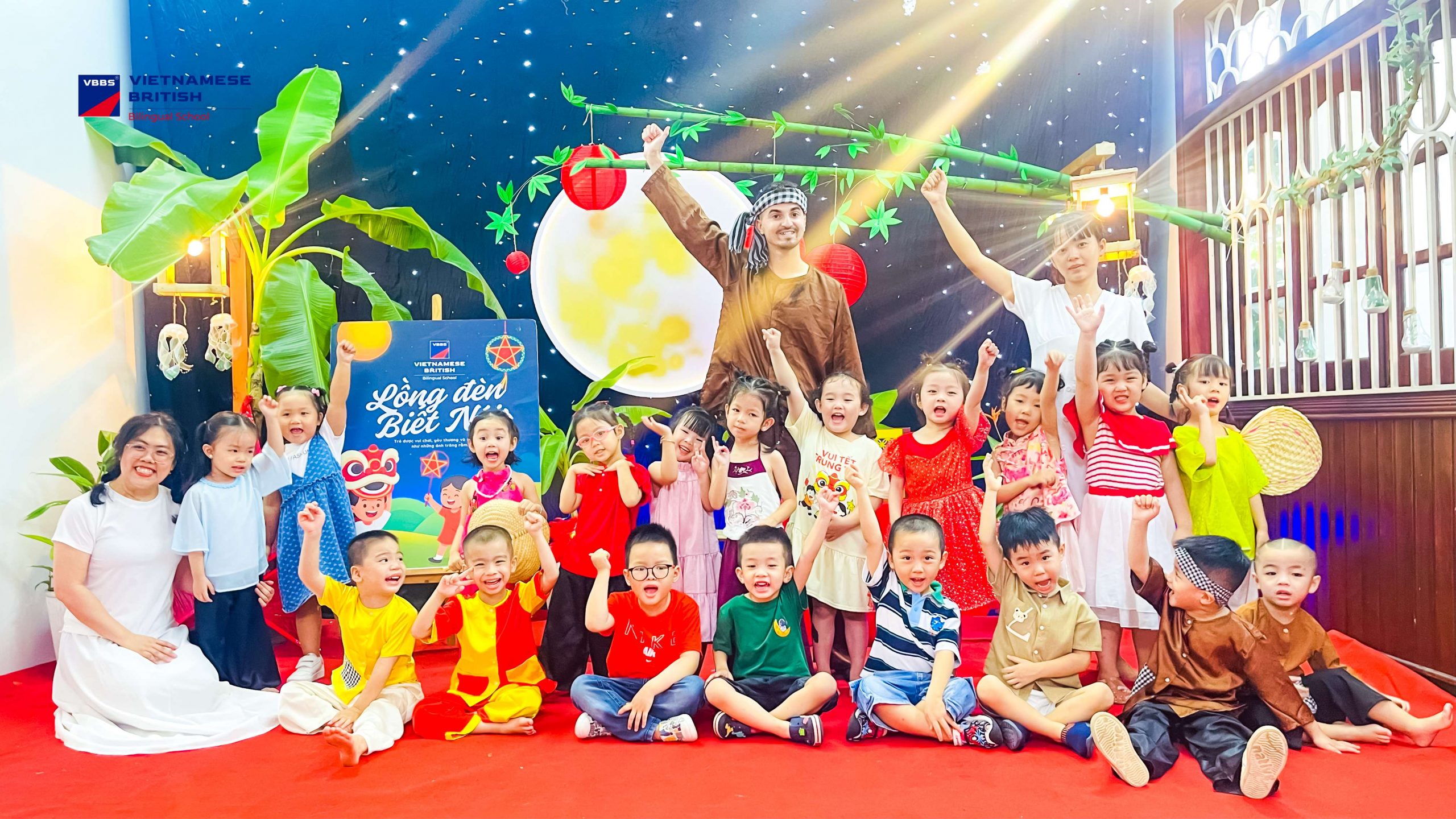 Trung Thu năm nay tại VBBS Bình Thới không chỉ là ngày hội trăng rằm rực rỡ, mà còn là một hành trình kể chuyện đặc biệt – nơi mỗi bé trở thành “người kể chuyện nhỏ” qua những trải nghiệm ngọt ngào, sáng tạo và đầy cảm xúc.