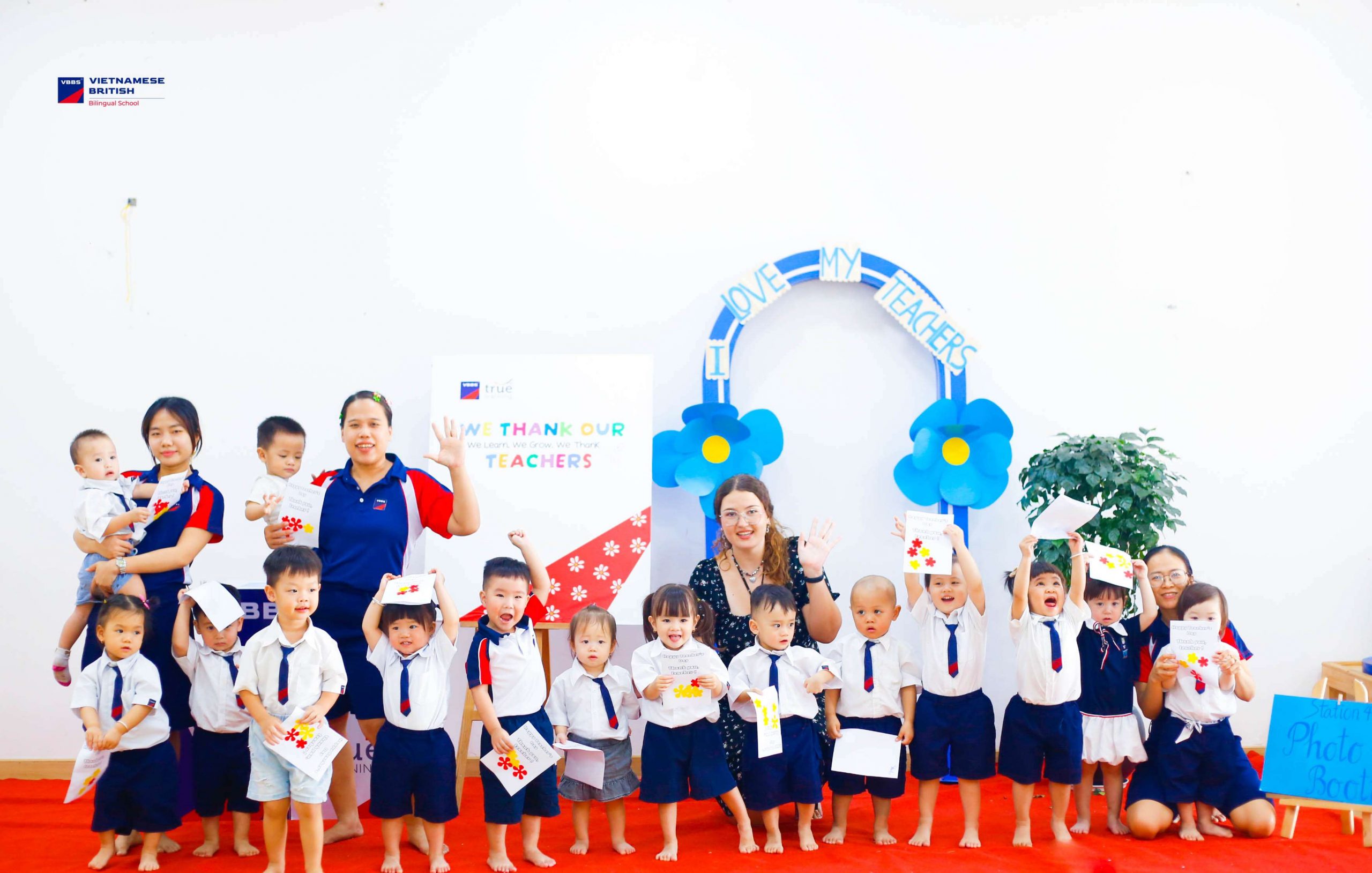 We Thank Our Teachers tại VBBS Bình Tân – Hoạt động tri ân thầy cô giúp trẻ mầm non phát triển kỹ năng giao tiếp, sáng tạo và cảm xúc.