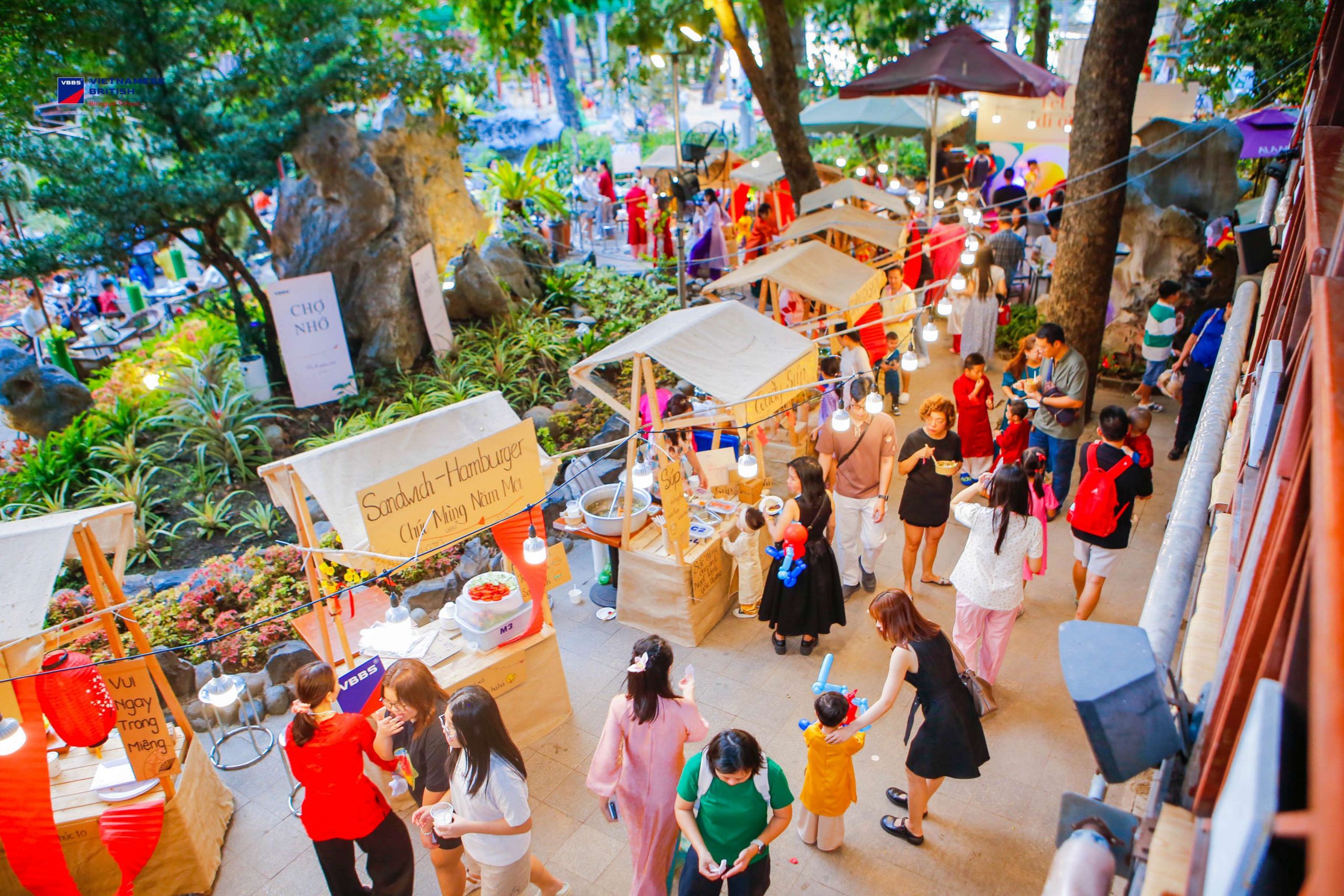 Gian hàng ẩm thực Tết ba miền tại Hội Xuân VBBS 2026 – nơi trẻ mầm non trải nghiệm văn hóa Tết bằng mọi giác quan cùng gia đình.