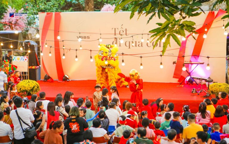 KHI TẾT ĐI QUA CON… QUA ÂM THANH VÀ NHỮNG CHUYỂN ĐỘNG TRÊN SÂN KHẤU